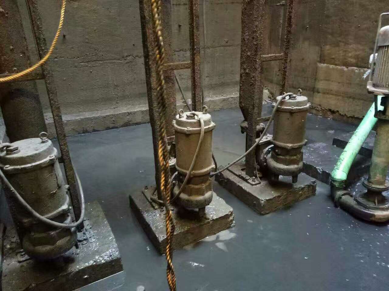 柳江污水池清理